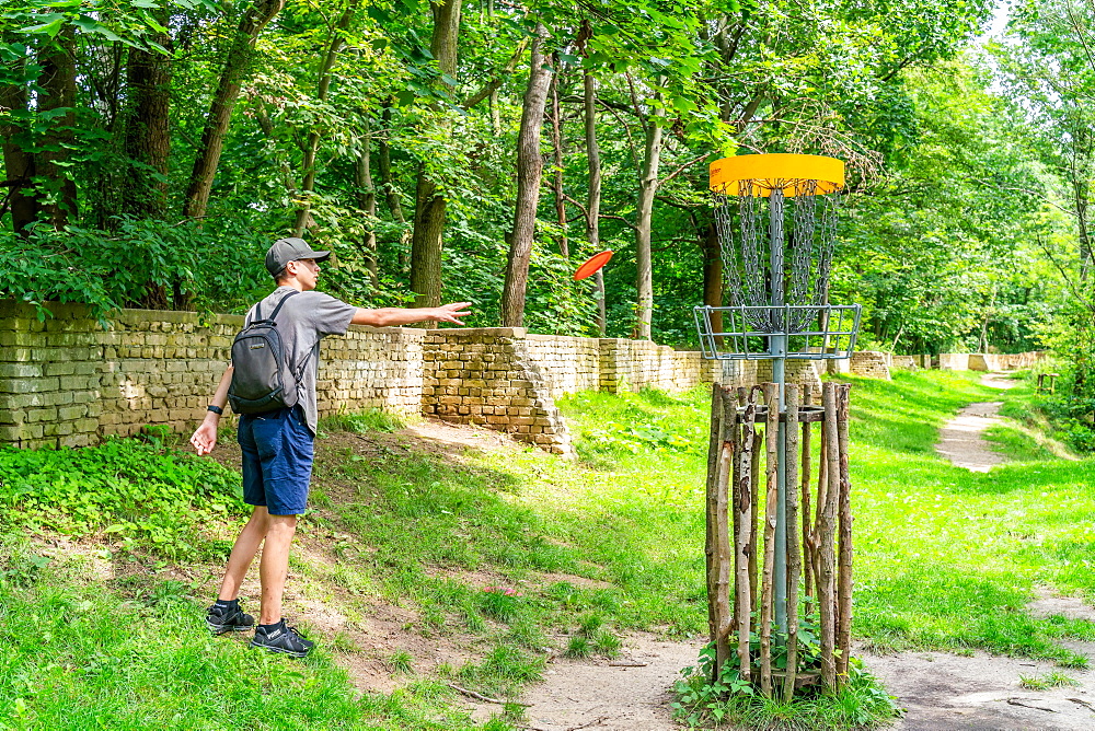 Boy throws a disc at disc golf, also Disc Golf, Volkspark Potsdam, Potsdam, Brandenburg, Germany, Europe