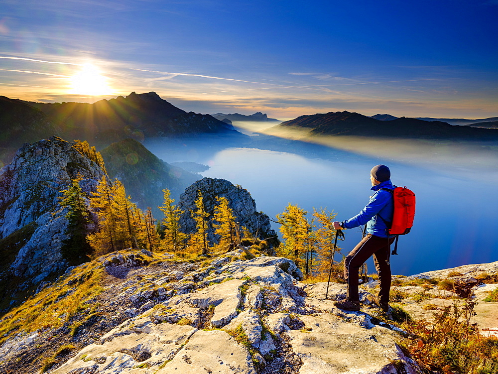 Mountaineers on the large Schoberstein in the evening light with a view of Attersee and Mondsee, in the background Schafberg and Drachenwand, Salzkammergut, Upper Austria, Austria, Europe