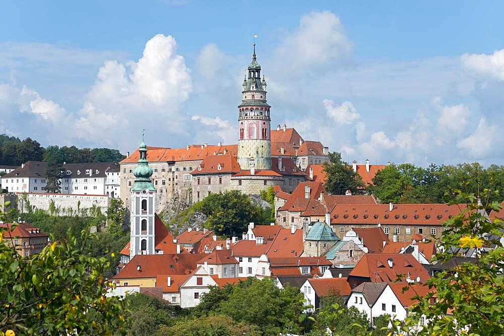 Town view, St.-Jost church, behind it Cesky Krumlov castle with castle tower, Krumlov castle, Schwarzenberg castle, Cesky Krumlov, Bohemian Krumlov, Jihocesky kraj, South Bohemia, Czech Republic, Europe