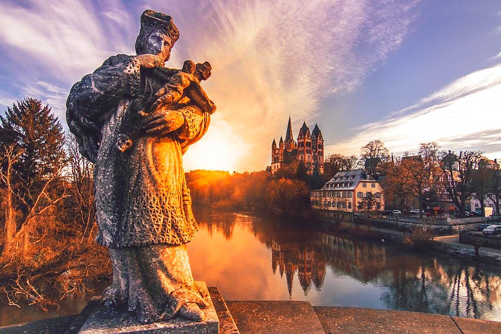 The statue of the bridge saint Nepomuk on the Old Lahn Bridge with the late Romanesque and early Gothic Limburg Cathedral of St. George, Limburg an der Lahn, Limburg-Weilburg district, Hesse, Germany, Europe