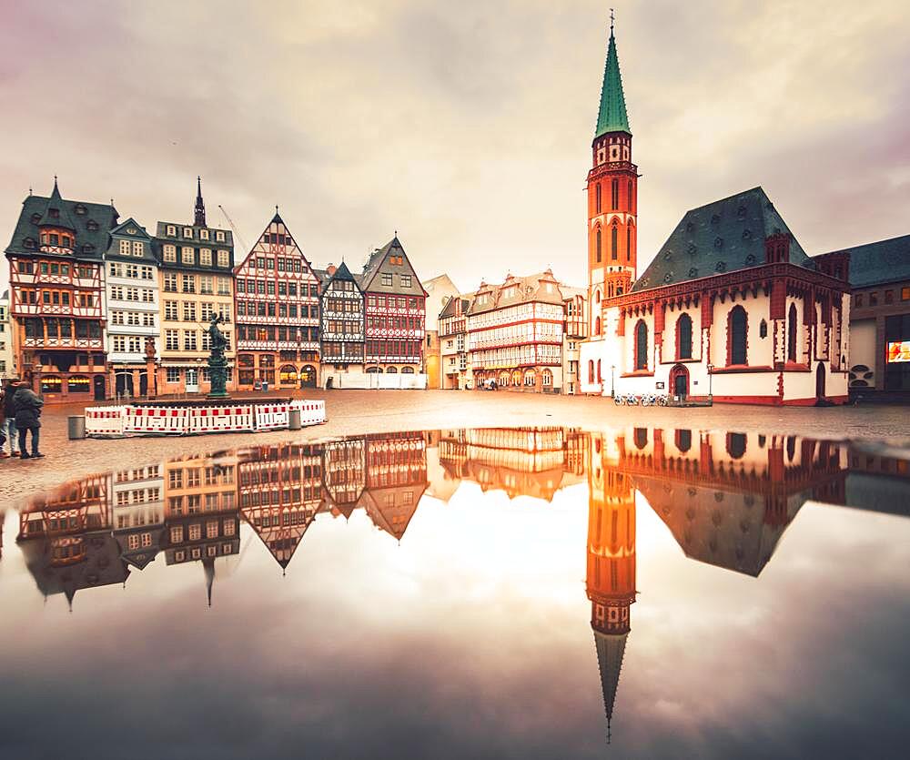 Roemerberg in winter, St. Bartholomew, reconstructed half-timbered houses, Samstagsberg, Old Nikolai Church, Roemerberg, Old Town, Frankfurt am Main, Hesse, Germany, Europe