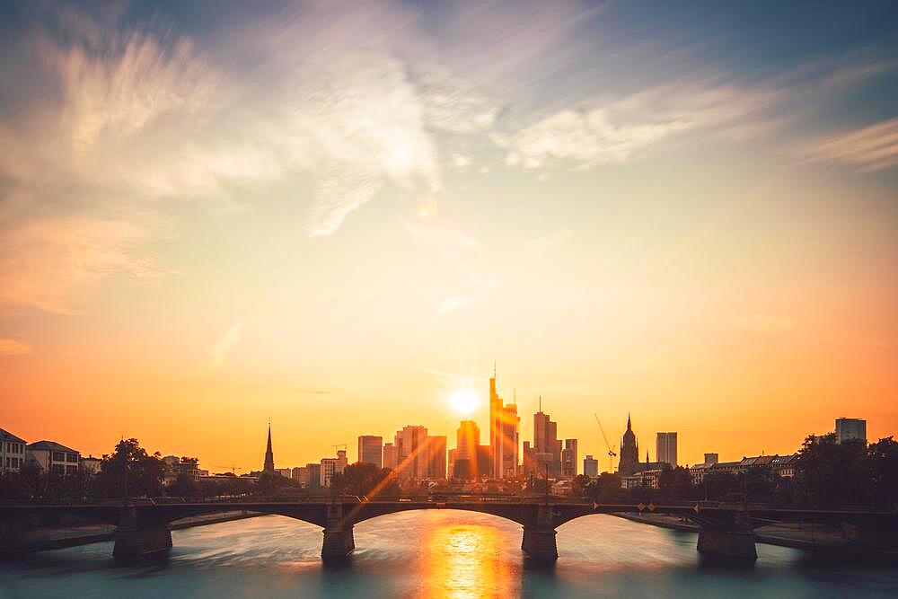 Skyline and banking district at sunset, twilight, Taunus Tower, Tower 185, Commerzbank, Messeturm, HelaBa, Hessische Landesbank, Deutsche Bank, Kaiserdom, Floesserbruecke, Frankfurt am Main, Hesse, Germany, Europe