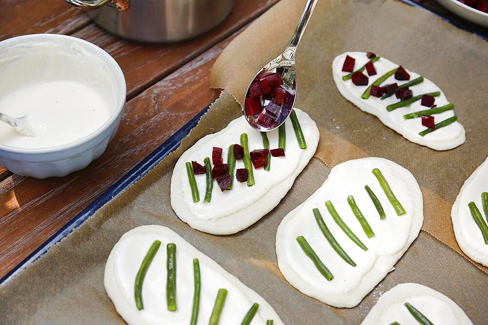 Swabian cuisine, preparation Hohenloher Blootz, Blooz, salty yeast pastry, green beans, beetroot, spoon, Germany, Europe