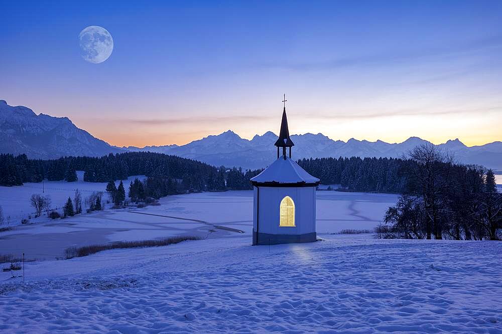 Hegratsried Chapel at Lake Hegratsried with a view of the Tannheim Alps, Mond, Ostallgaeu, Bavaria, Germany, Europe