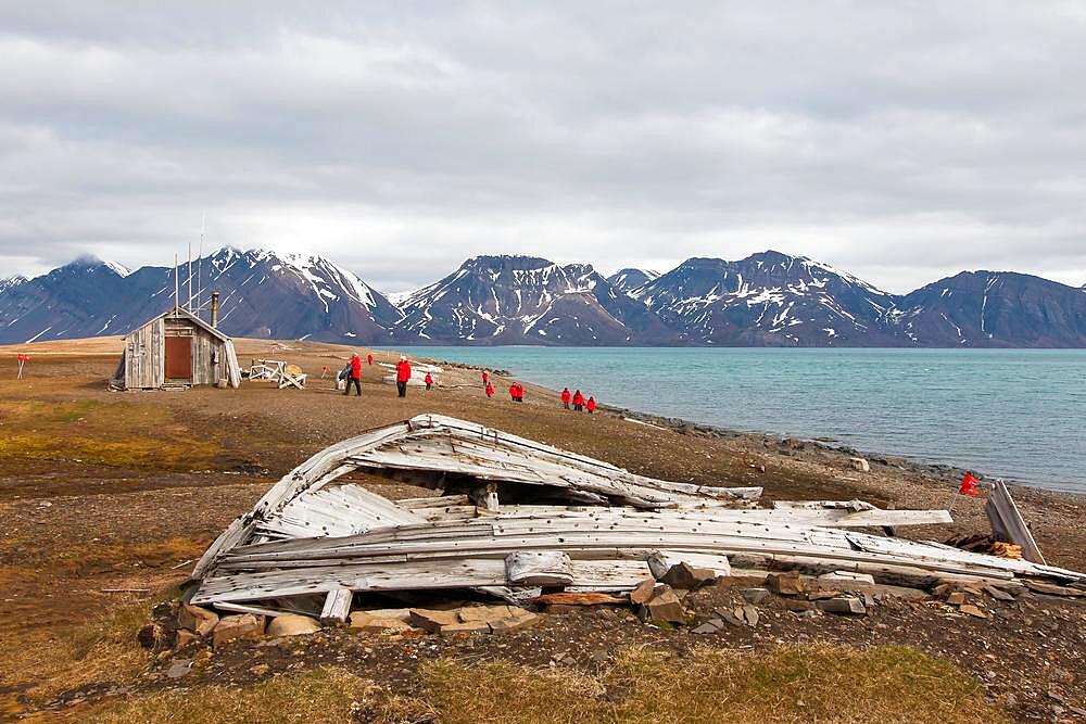 Former whaling station Bamsebu in Bellsund, dilapidated wooden boat, Spitsbergen, Norway, Europe