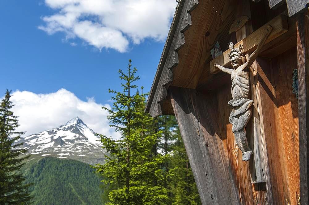 Wayside cross, field cross, Materl, wooden carved Jesus on the cross, Prettau, Predoi, Ahrntal, Valle Aurina, Pustertal, Valle Pusteria, Central Alps, Main Alpine Ridge, South Tyrol, Alto Adige, Italy, Europe