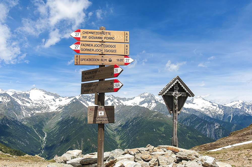 Hiking sign, signpost at Seewassernock (2433 m), wayside cross, field cross, Materl, crucifix, Speikboden, Ahrntal, Valle Aurina, Pustertal, Valle Pusteria, Central Alps, Zillertal Alps, Main Alpine Ridge, South Tyrol, Alto Adige, Italy, Europe