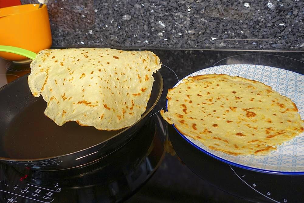 Swabian cuisine, pancake, frying Flaedle in the pan, spatula, preparing spinach cake spoon style, Swabian speciality, Germany, Europe