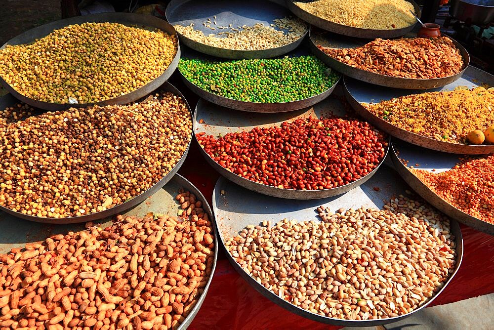 Rajasthan, market town with roasted pulses, noodles and nuts, small nibbles, North India, India, Asia