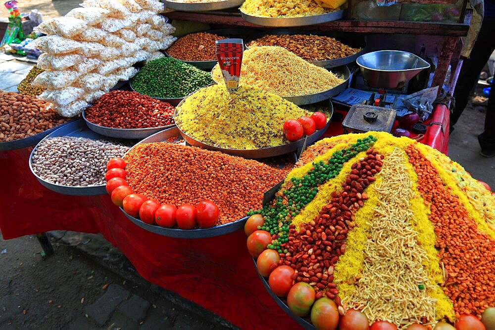 Rajasthan, city of Jaipur, market town with roasted pulses, noodles and nuts, small nibbles, North India, India, Asia