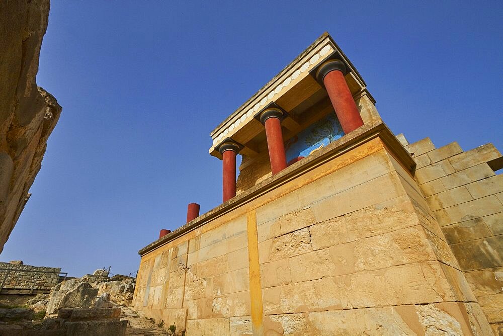 Super wide angle, morning light, blue cloudless sky, corridor north entrance, north pillar hall, customs building, round red columns, part of the bull fresco, Palace of Knossos, Heraklion, central Crete, island of Crete, Greece, Europe