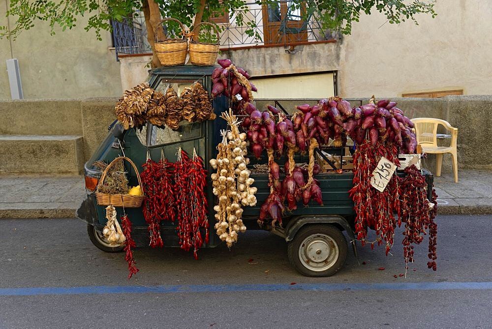 Piaggio tricycle van as a sales stand with onions and herbs, Tropea, Vibo Valentia, Calabria, Southern Italy, Italy, Europe