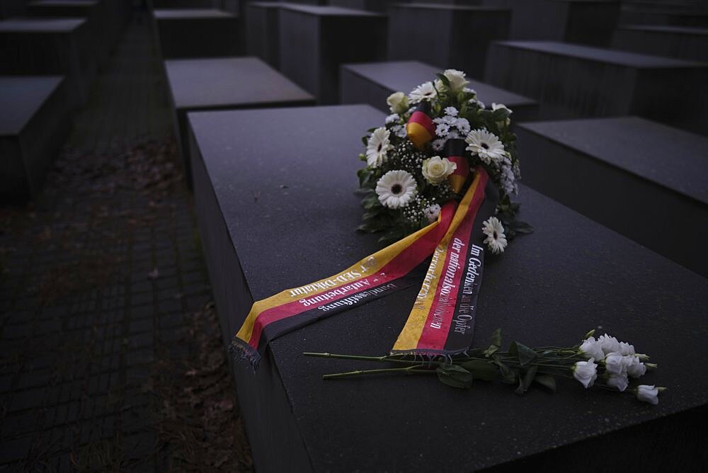 In memory of the victims of the National Socialist reign of terror, Germany, Berlin, 27. 01. 20222, Holocaust Memorial, on the 76th anniversary of the liberation of the Auschwitz extermination and concentration camp, Birkenau, wreath by the Federal Foundation for Reappraisal of the SED, Europe