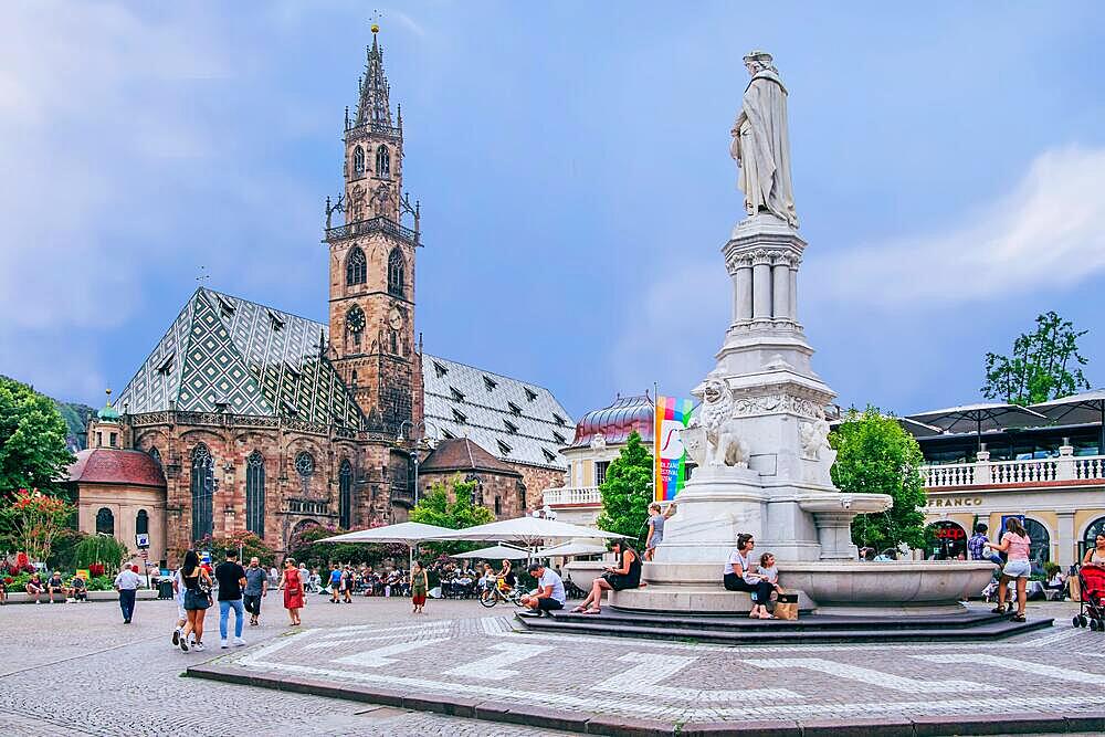 Monument to Walther von der Vogelweide on Walther Square with Cathedral, Bolzano, Province of Bolzano, South Tyrol, Trentino-Alto Adige, Northern Italy, Italy, Europe