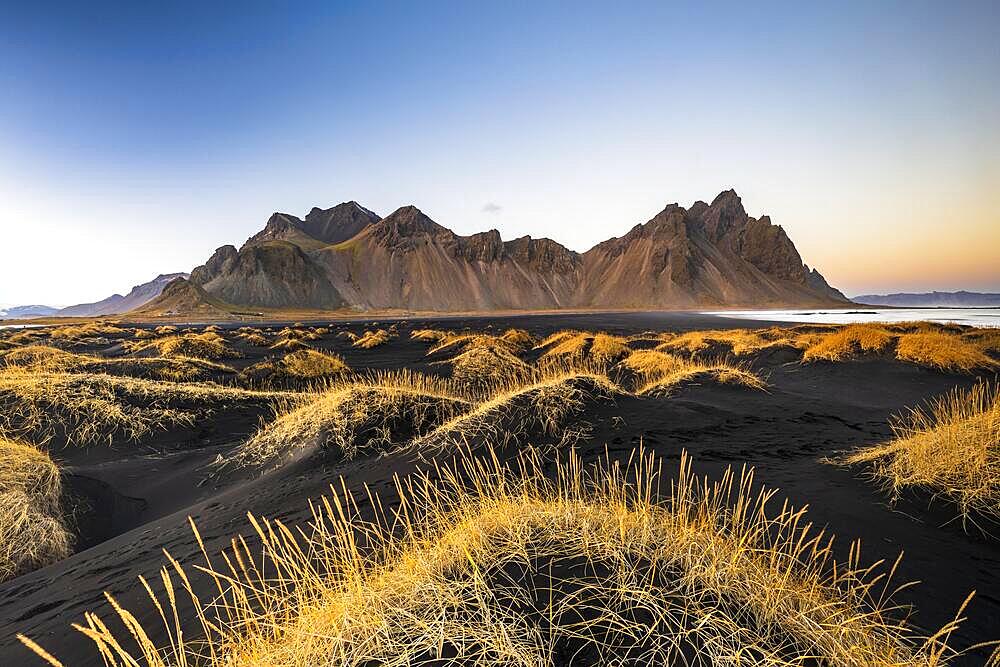 Dune landscape in front of mountain range, Klifatindur with Vestrahorn, Stokksnes, Hoefn, Austurland, Iceland, Europe