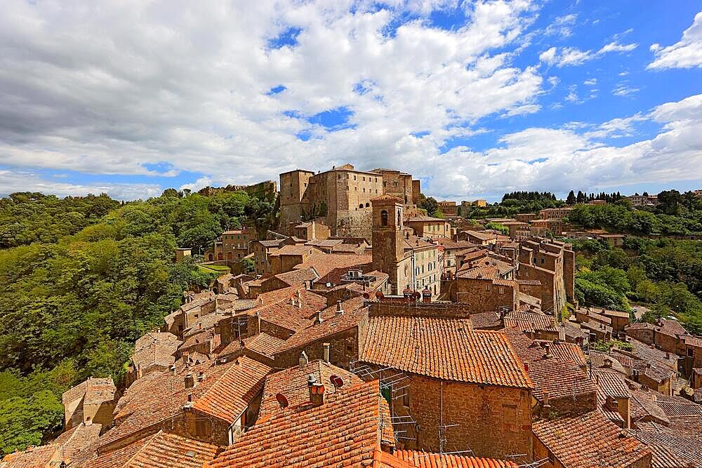 Medieval town of Sorano, view over the roofs of the old town to the Fortezza Orsini, Tuscany, Italy, Europe