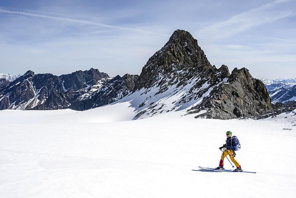 Ski tourers on the ascent, mountains in winter with snow, Stubai Alps, Tyrol, Austria, Europe