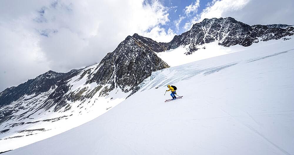 Ski tourers descending Alpeiner Ferner, glacier slope, Stubai Alps, Tyrol, Austria, Europe