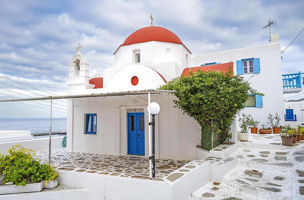 White church with red dome, Small Cycladic church Agios Spyridon, alleys of the old town Chora, Mykonos Town, Mykonos, Cyclades, Greece, Europe