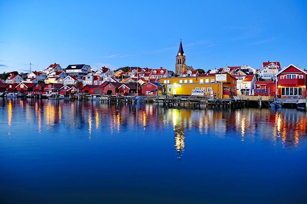 Small fishing village in the evening light, red houses, autumn, Camilla Laecksberg, Fjaellbacka, Vaestra Goetalands laen, Sweden, Europe