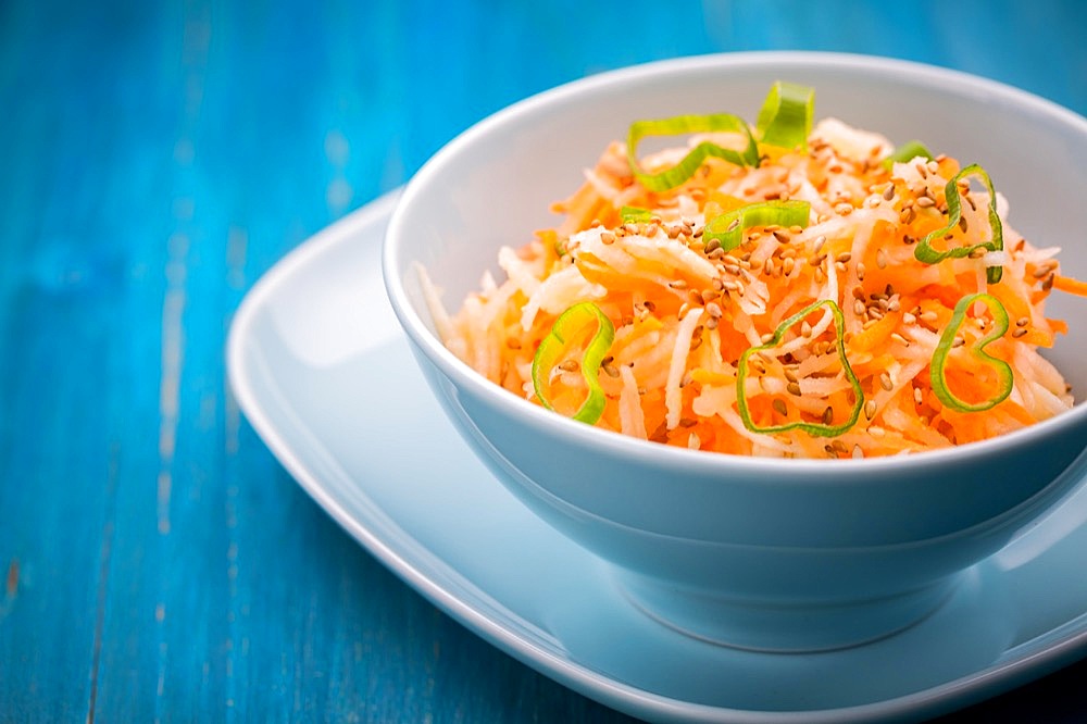 Healthy food - Dietary carrot and kohlrabi salad with shallots and sesame seeds