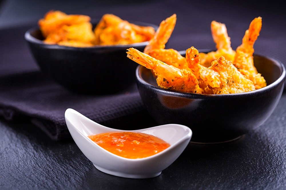 Roastet and breaded hot Thai shrimps with dip