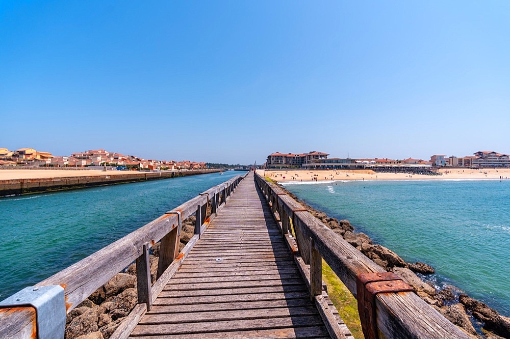 Capbreton village on the coast of the French Basque Country, view of the large beach from the footbridge, France, Europe