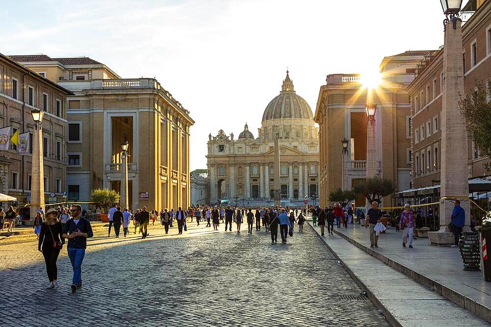 Tourists on the Via della Conciliazione to St. Peter's Basilica, Rome, Lazio, Italy, Europe