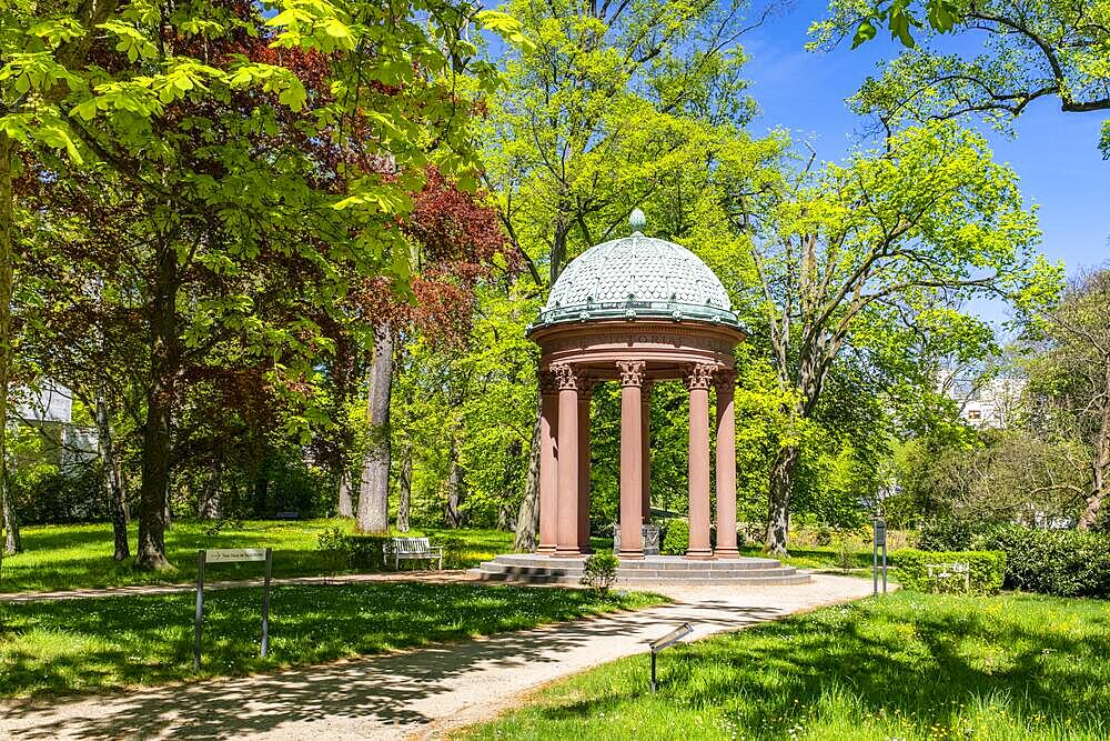 Auguste Viktoria Fountain, named after the woman of Kaiser Wilhelm II, in the spa gardens of Bad Homburg vor der Hoehe, Hesse, Germany, Europe