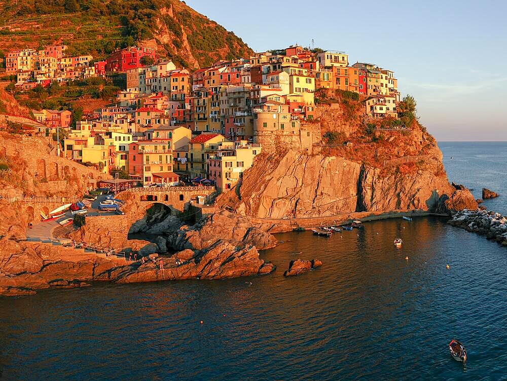 Manarola im Abendlicht, Cinque Terre, Ligurien, Italien