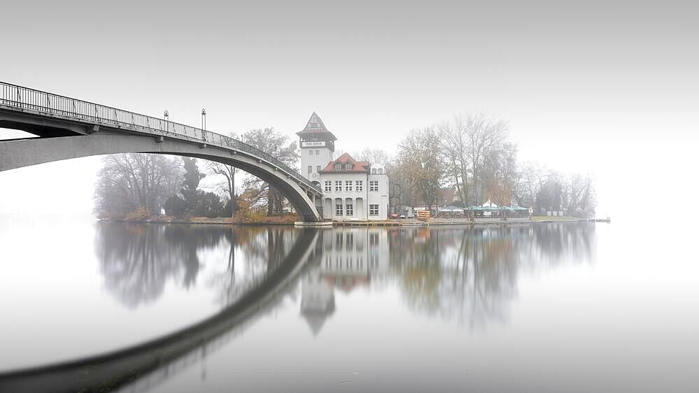 Autumn atmosphere at the Abbey Bridge and Island of Youth in Treptower Park, Berlin, Germany, Europe