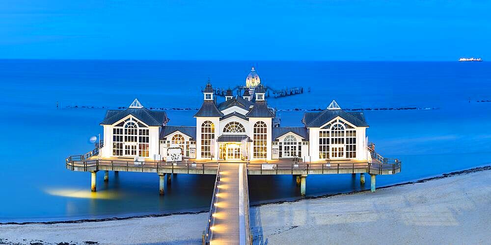 Pier, Sellin seaside resort, Ruegen Island, Mecklenburg-Western Pomerania, Germany, Europe