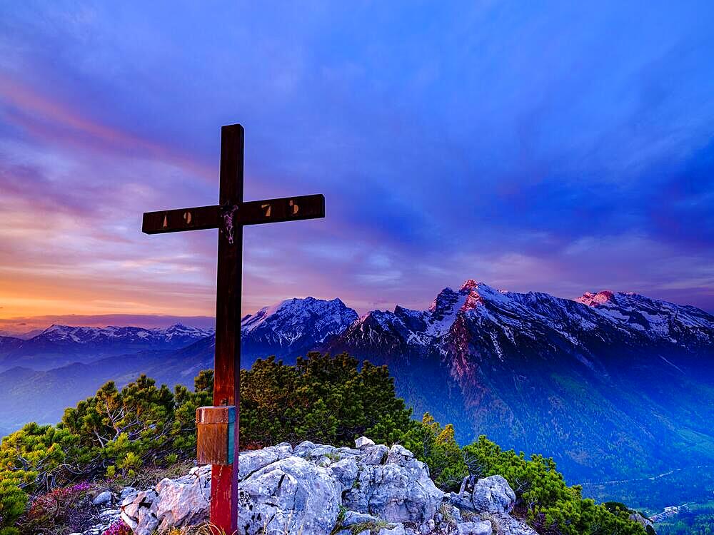 Iceberg summit cross at sunrise, Watzmann and Hochkalter with snow in the background, Berchtesgaden National Park, Ramsau, Berchtesgadener Land, Upper Bavaria, Bavaria, Germany, Europe