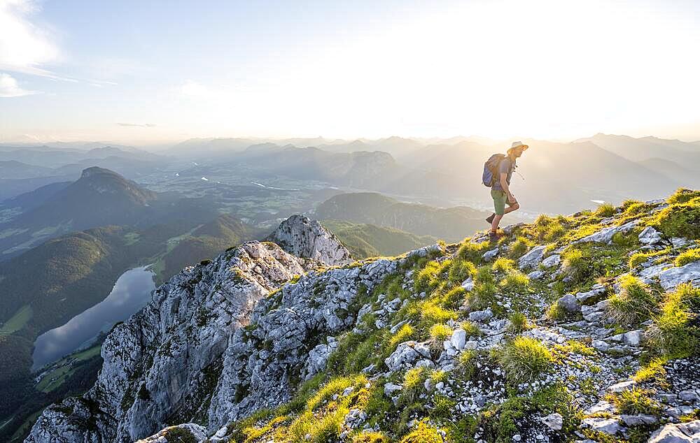 Mountaineers at the summit of the Scheffauer in the atmospheric evening light, view of Hintersteiner See and Inntal, Kaisergebirge, Wilder Kaiser, Kitzbuehler Alpen, Tyrol, Austria, Europe