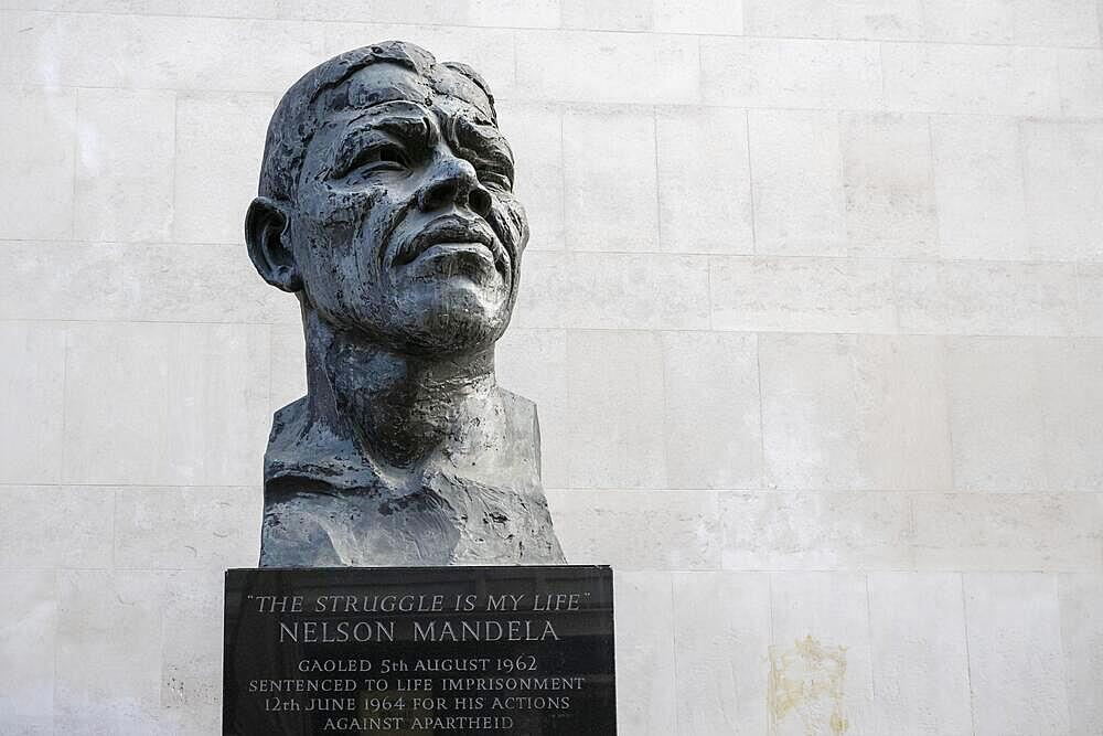 Bust of Nelson Mandela, artist Ian Walters, Royal Festival Hall, London, England, United Kingdom, Europe