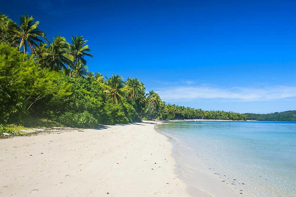 Long sandy beach, blue lagoon, Yasawas, Fiji, South Pacific, Oceania