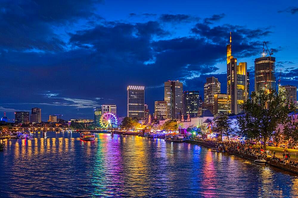 Numerous spectators wait on the banks of the Main for the fireworks to begin at the end of the Mainfest., Altebruecke, Frankfurt am Main, Hesse, Germany, Europe