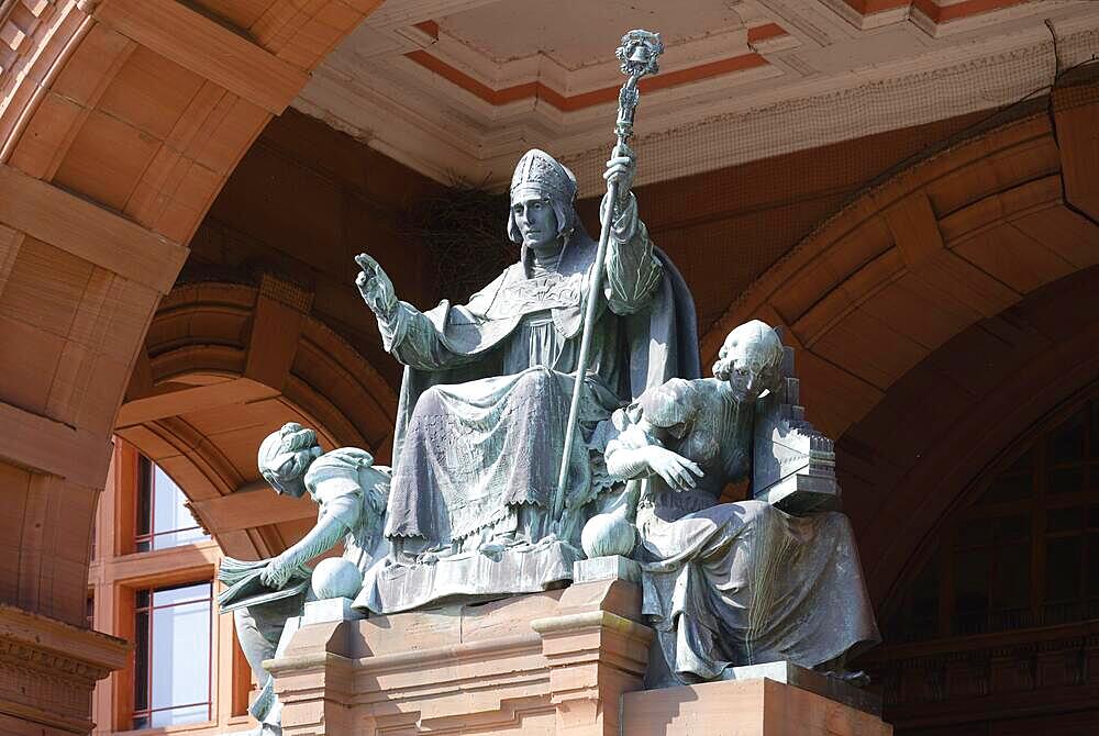 Detail, Sculpture, Kelvingrove Art Gallery and Museum, Finnieston, Glasgow, Scotland, Great Britain