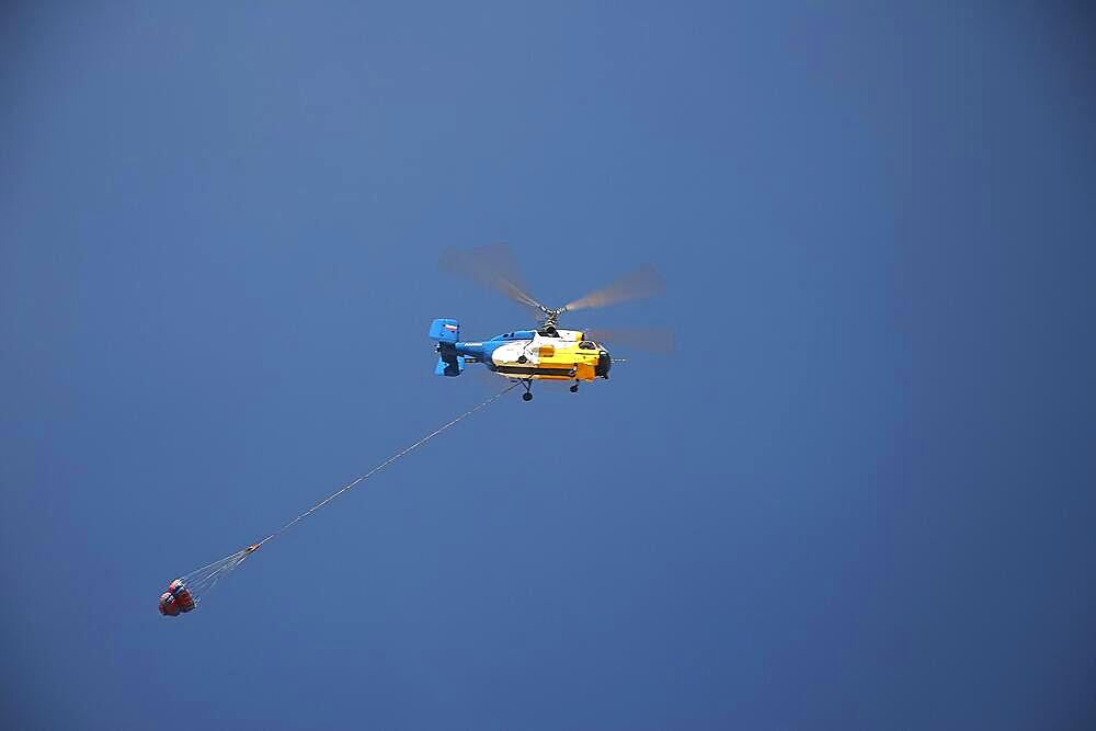 Helicopter, helicopter, fire-fighting helicopter, close, fire, Georgioupolis, Crete, Greece, Europe