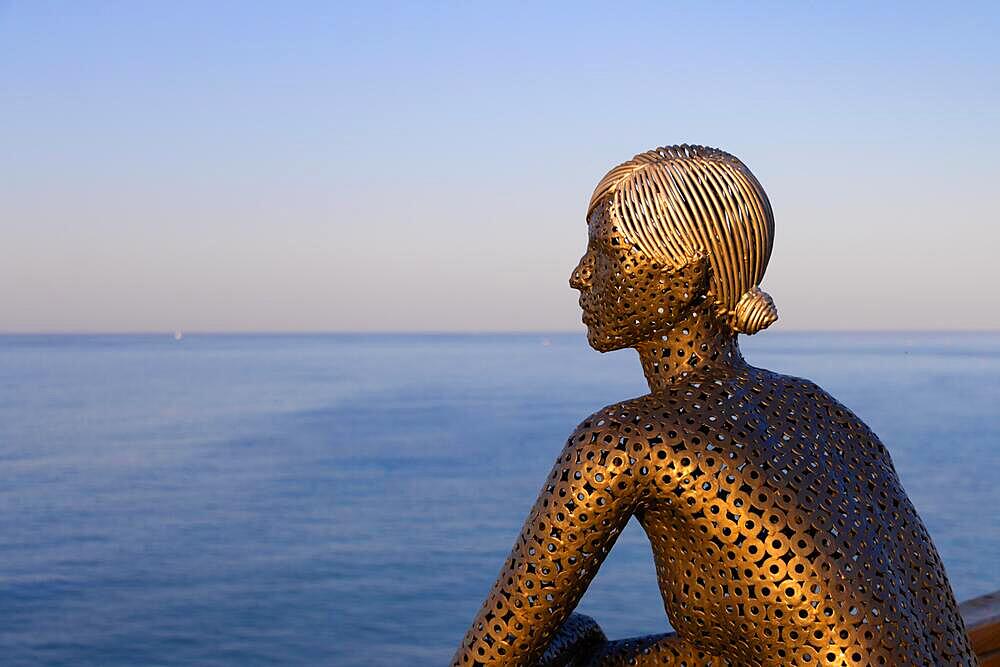 A metal sculpture by artist Carlos de Oliveira Correia looks out over the Atlantic Ocean from the viewing platform on Olhos des Augua beach shortly after sunrise., Algarve, Olhos des Agua, Faro, Portugal, Europe