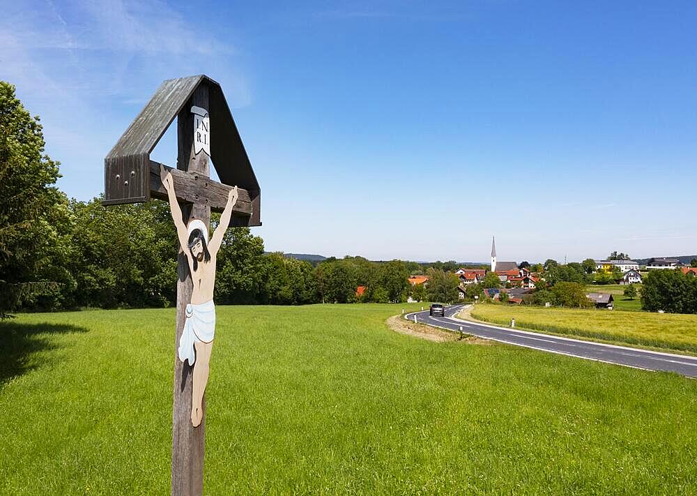 Wayside cross on the main road in front of the village of Pattigham, Innviertel, Upper Austria, Austria, Europe