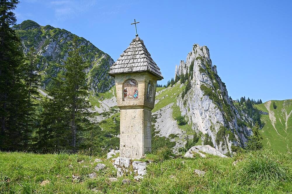 Memorial stone, memorial for four avalanche victims in front of Risserkogel and Blankenstein, Tegernsee Mountains, Mangfall Mountains, Upper Bavaria, Bavaria, Germany, Europe