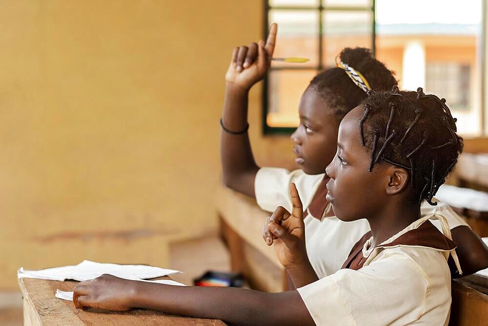 African kids paying attention class