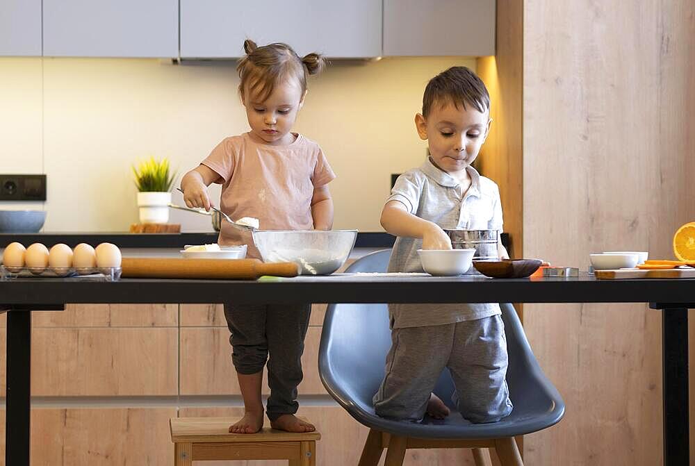 Full shot kids preparing meal together