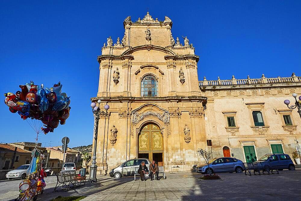 Helium balloons, children's balloons, Chiesa della Madonna del Carmine, church, without wires, Scigli, baroque town, baroque corner, southeast, Sicily, Italy, Europe