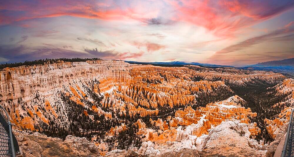 Beautiful views before starting the Queens Garden Train trekking in Bryce National Park, Utah. United States