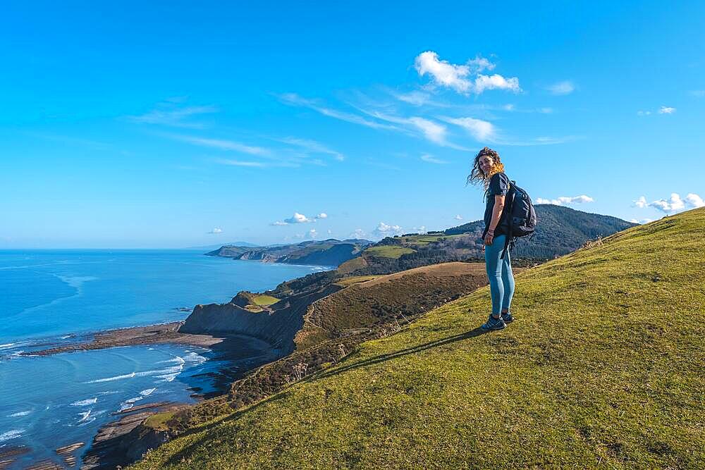 Deba, Gipuzkoa Spain », January 26, 2020: A happy young woman upstairs at the Sakoneta geopark viewpoint