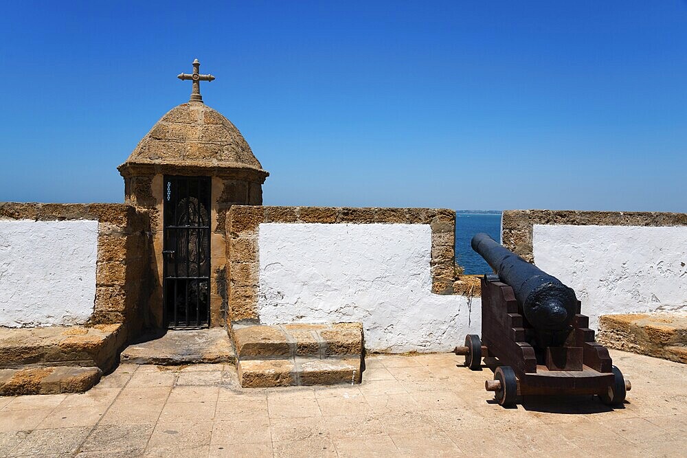 Historic fortress with cannon and sea view under a blue sky, Baluarte y Murallas de San Carlos, Cádiz, Cadiz, Andalusia, Spain, Europe