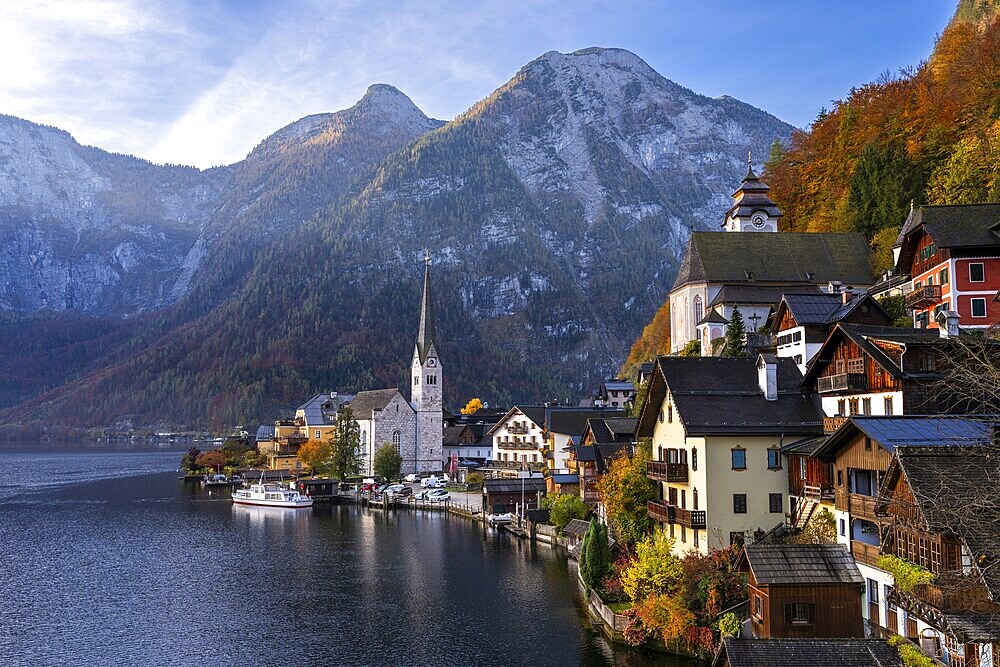 View of Hallstatt and Lake Hallstatt as well as the surrounding mountains. In the morning in autumn. Good weather, blue sky. Hallstatt, Gmunden, Salzkammergut, Upper Austria, Austria, Europe