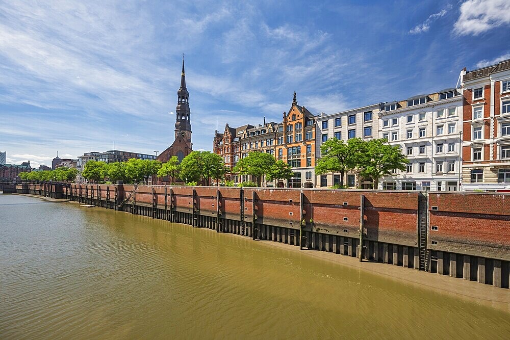 Hamburg Deutschland, Stadtsilhouette an Speicherstadt und Katharinenkirche